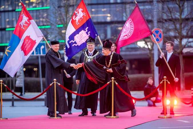 Lietuvos universiteto ir kalbos politikos šimtmečių pamokos