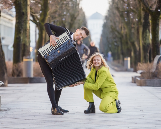 Partneris: nors sveria apie 17 kg, akordeonas Vyteniui ne našta, o ir Austėjai šis muzikinis instrumentas labai patinka.