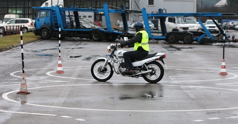 Neeilinė nelaimė: mokinė nesuvaldė motociklo, šis kliudė ir sužalojo instruktorių