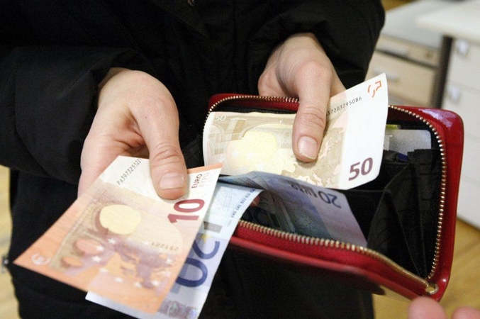Seime įstrigo bandymas riboti atsiskaitymus grynaisiais