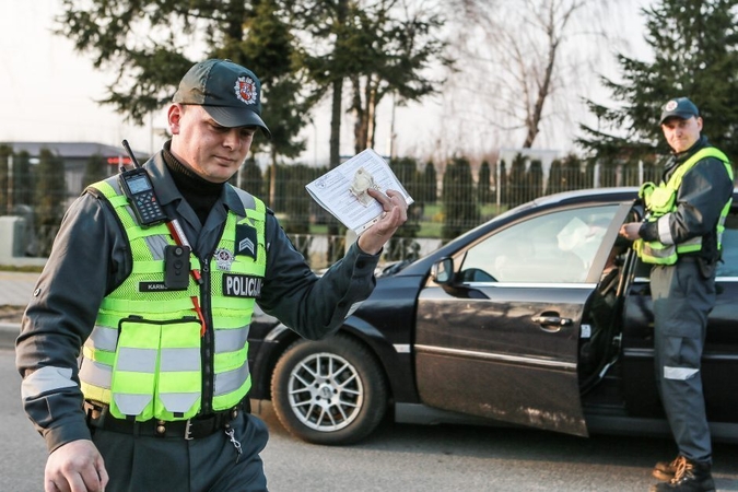 Neapdraustu automobiliu važiavęs kaunietis pareigūnams siūlė 20 eurų kyšį