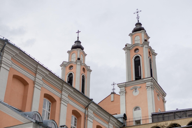 Jėzuitų gimnazija velkasi naują drabužį