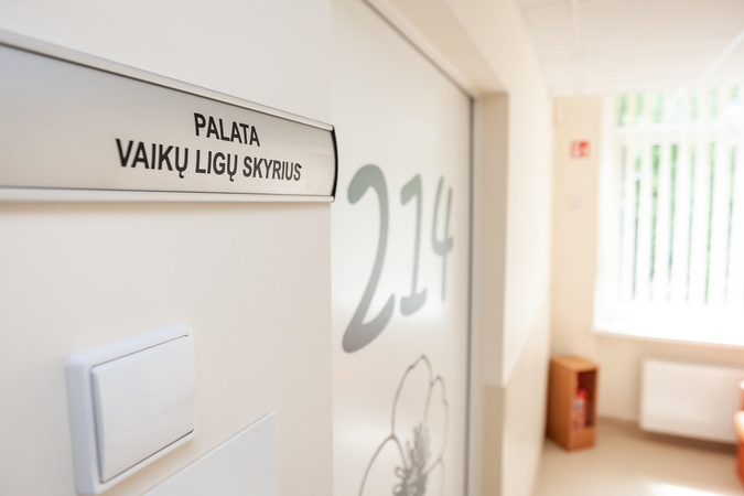 Skaičiai: per pirmuosius keturis mėnesius savanoriai budėjo prie 37 vaikų ir dovanojo jiems daugiau nei 2,3 tūkst. valandų.
