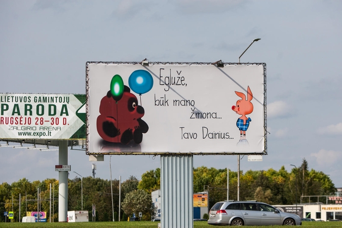Plakatai sukėlė diskusiją: piršlybos per visą miestą ar apsukri reklama?