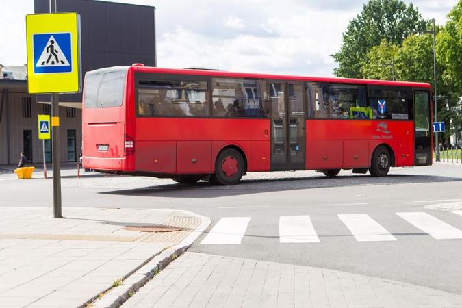 Nepaiso: dalis autobusų vairuotojų nesivargina važiuoti pagal žiedinės sankryžos taisykles ir kerta tiesiai per salelę.