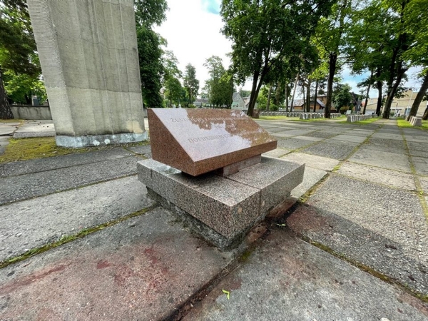 Panevėžio karių kapinėse dažais apipilta lenta sovietų kariams