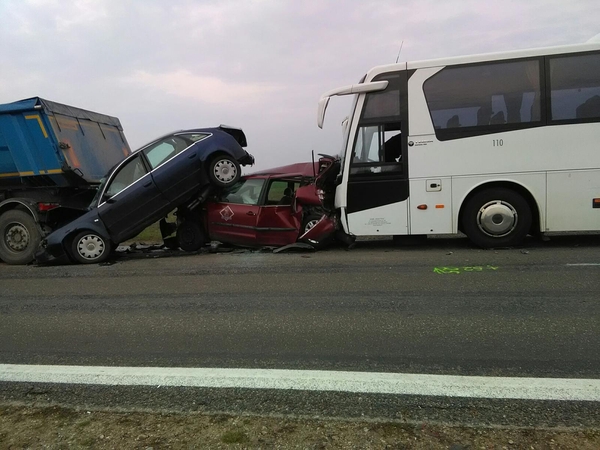 Varėnos rajone – autobuso, vilkiko ir dviejų automobilių avarija