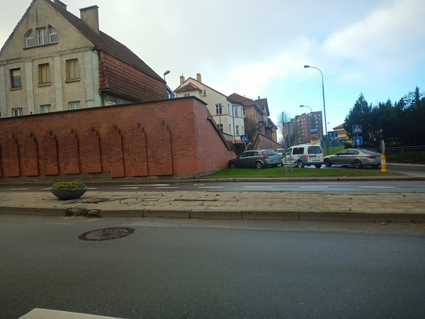 Klaipėdoje automobilis atsitrenkė į viaduko sieną