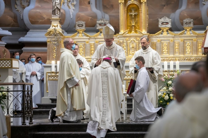 Dėl pandemijos K. Kėvalui arkivyskupo ženklas įteiktas ne Romoje, o Kaune