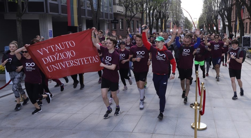Universiteto šimtmetį paminėjo bėgdami 1922 metrus