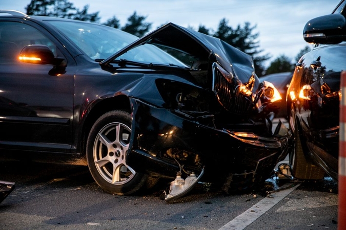 Girto vairuotojo „Volvo“ neišsiteko gatvėje – kliudė stovintį „Mercedes-Benz“