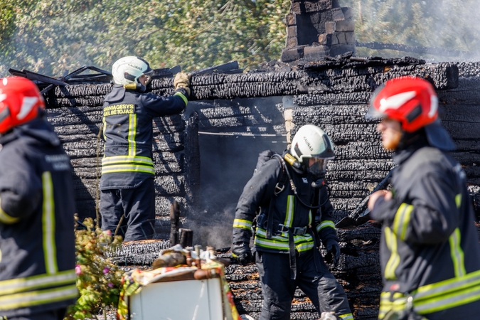 Aliarmas pakaunėje: Girininkuose atvira liepsna degė namas, yra nukentėjusiųjų 