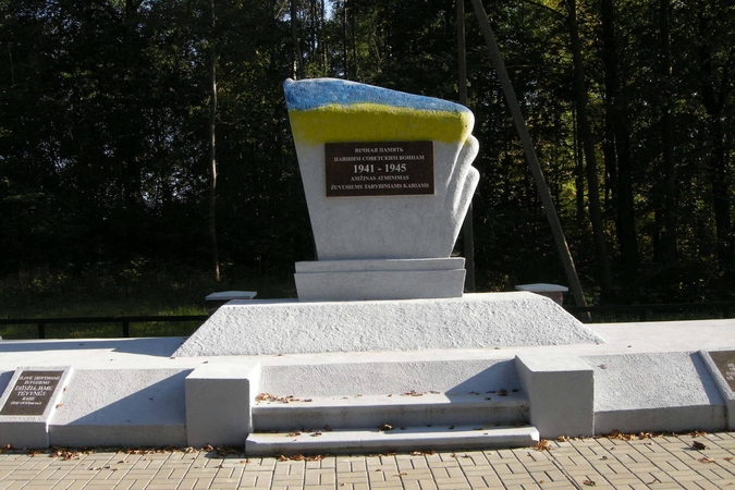 Ant paminklo sovietų kariams – Ukrainos vėliava