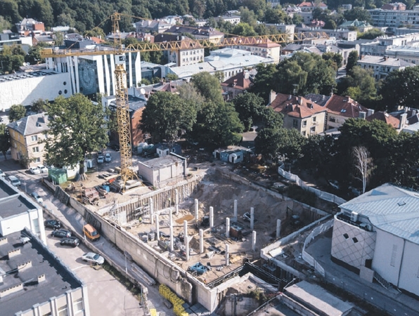 Greta buvusio „Merkurijaus“ ryškėja daugiaaukščio garažo kontūrai