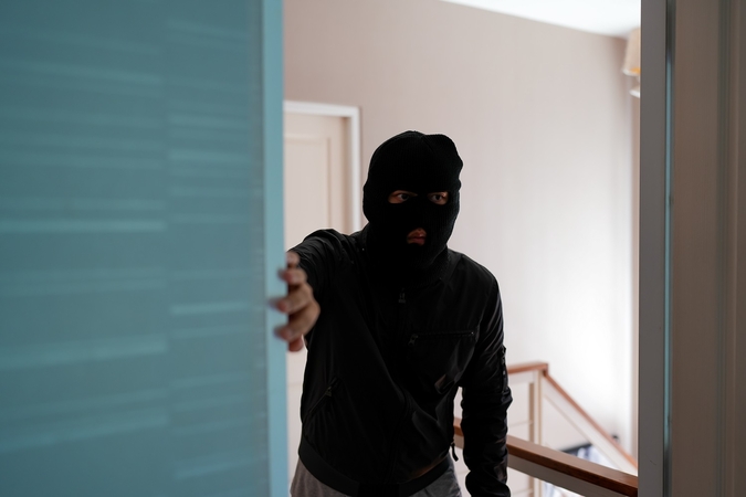 Kaunietė, į butą įsileidusi pažįstamus vyrus, labai pasigailėjo