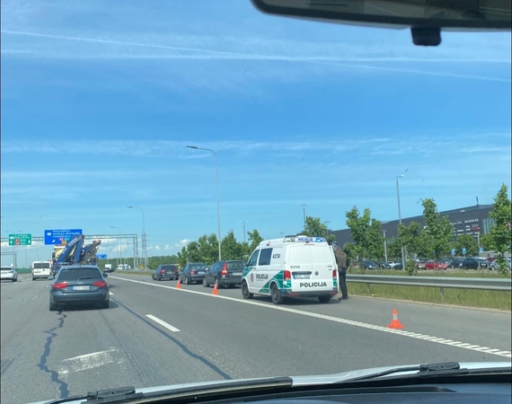 Trijų automobilių avarija prie „Megos“ – iš pradžių sutarė dėl kaltės, po to apsigalvojo 