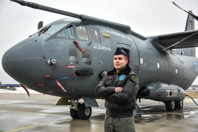 Karinių oro pajėgų pilotas: nuo „Boeing“ iki „Spartan“