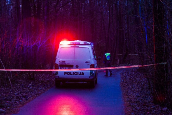 Šalia pėsčiųjų tako Plungėje rastas pusamžės moters lavonas