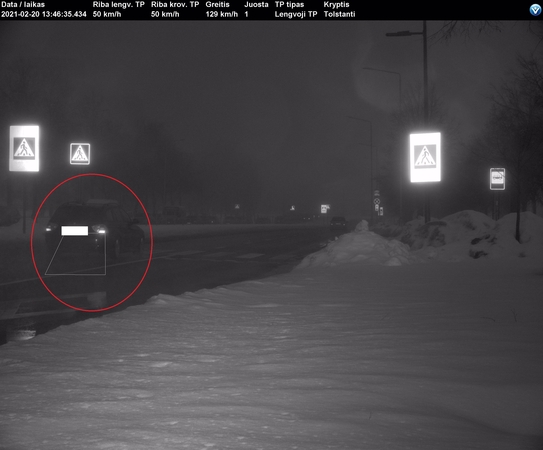 Užfiksavo trikojis: vidury dienos BMW pėsčiųjų perėją „praskriejo“ 129 km/val. greičiu