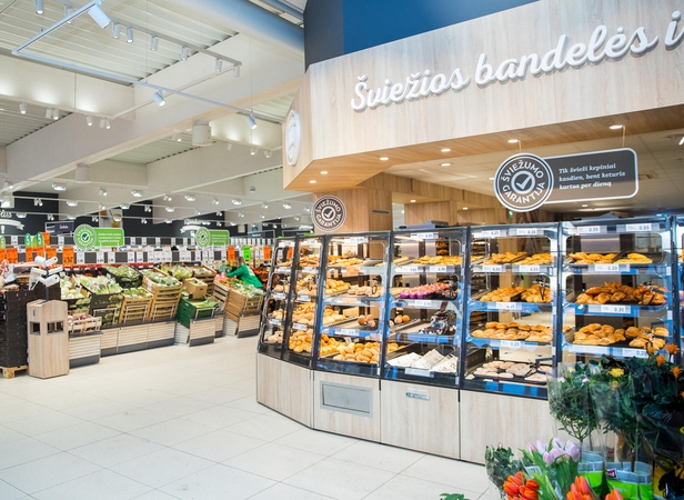 „Lidl“ daržovių ir vaisių turgelis, bandelių kvapais viliojanti kepyklėlė ir kiti pirkėjų pamėgti skyriai – naujojoje parduotuvėje kauniečiai ras viską, kuo jų pasitikėjimą jau spėjo pelnyti šis prekybos tinklas.