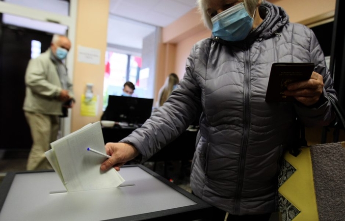 Užsidarė rinkimų apylinkės: rinkėjų aktyvumas mažesnis nei prieš ketverius metus