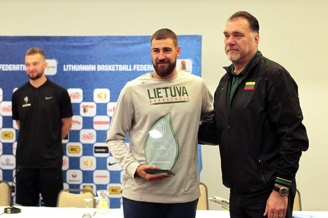 Jonas Valančiūnas (kairėje) ir Arvydas Sabonis (dešinėje)