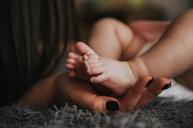 Kūdikį įsivaikinusi moteris: tuo metu tik dvi šeimos būtų priėmusios tokį vaiką