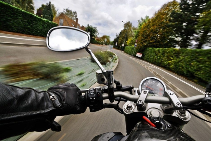 Nestojęs motociklininkas kliudė ir sužalojo pareigūną