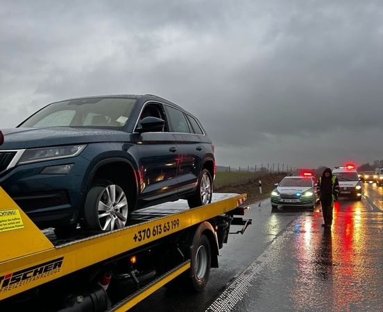 Savaitgalį girtos vairuotojos taranavo policijos mašinas: viena sustojo tik panaudojus „ežį“