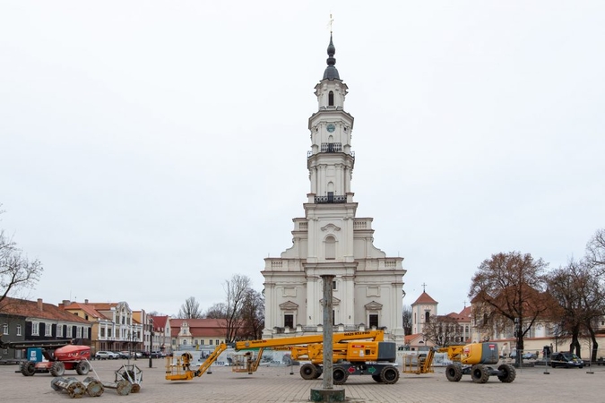 Rotušės aikštėje jau kyla kalėdinės eglės karkasas: įžiebimas – po savaitės