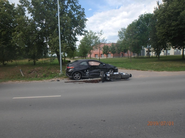 Ieško, kas matė skaudžią avariją Akademijoje