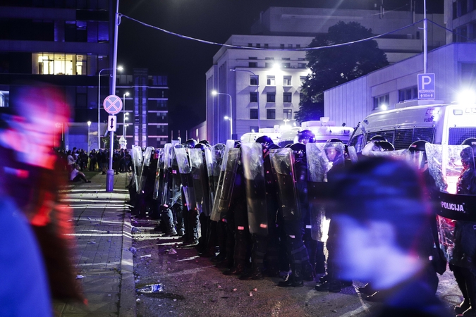 Policija šmaikščiai atsakė melagienų platintojams: kitą kartą panaudosime dujas su vakcina
