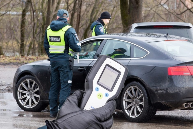 Girto vairuotojo „VW Golf“ sustojo tik po smūgio į kitą automobilį