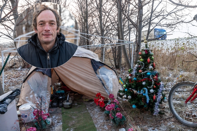 Kasdienybė: ties Vakariniu aplinkkeliu pora palapinėje gyvena jau keletą metų.
