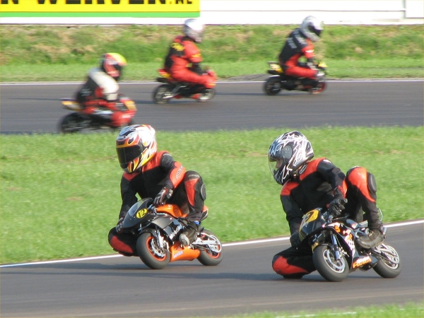 Motociklų parkas: vaikai važiuos 50 kub. cm galingumo mini motociklais (mini bike) ir 140 kub. cm vadinamaisiais pit bike klasės motociklais.