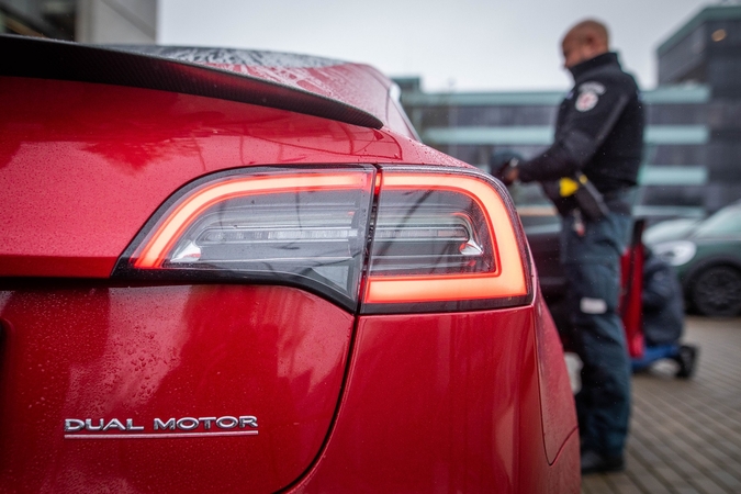 Prie „Tesla“ vairo įkliuvusio girto vairuotojo laukia sunkios pagirios