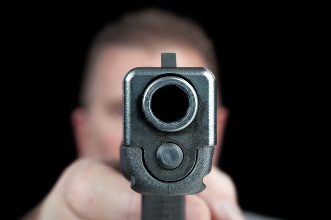 Kavinėje ginklu grasinęs girtas vyras pakliuvo į areštinę