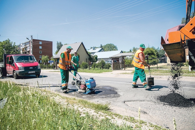 Tvarkoma: dažniausiai avarinė tarnyba gauna pranešimų dėl duobių, įgriuvų, smegduobių kelyje.	