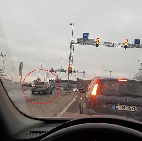 Kauniečiai užfiksavo pasiklydusį vairuotoją: prieš eismą bandė pasukti į kairę