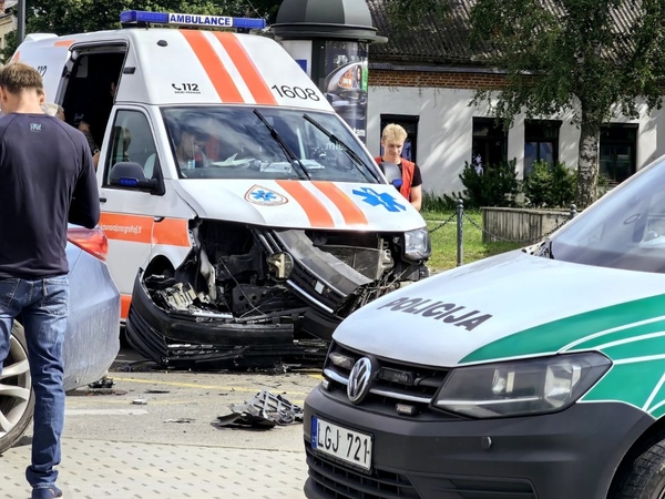 Su švyturėliais skubančio greitosios ekipažo nepraleidusi vairuotoja: viskas įvyko akimirksniu