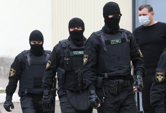Baltarusijoje toliau krečiamos redakcijos ir žurnalistų namai: per dešimt dienų – 60 kratų