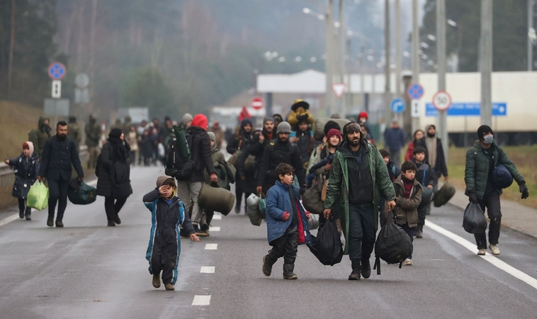 Baltarusija migrantus ėmė stumti nauja kryptimi: Lietuvos pasieniečiams ši taktika – keista