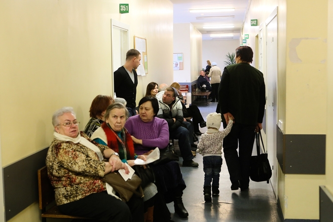Pacientai šturmuoja poliklinikas: šeimos gydytojui tiesiogiai prisiskambinti neįmanoma