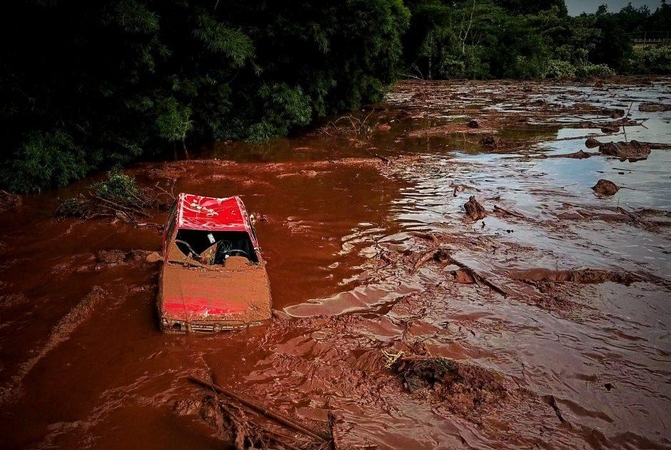 Brazilijoje po užtvankos griūties atnaujintos paieškos, aukų skaičius perkopė 50