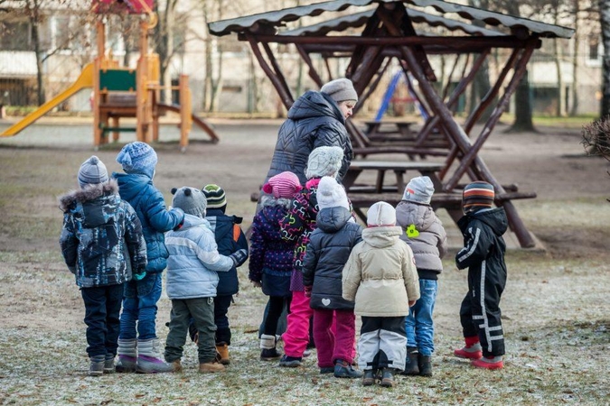 Diskutuojama dėl grįžimo į darželius ir mokyklas, bet ne į darbovietes
