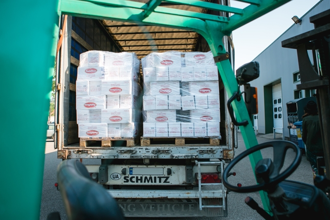 Iš Kauno – į Charkivą: per mėnesį Ukrainą pasiekė du vilkikai humanitarinės paramos