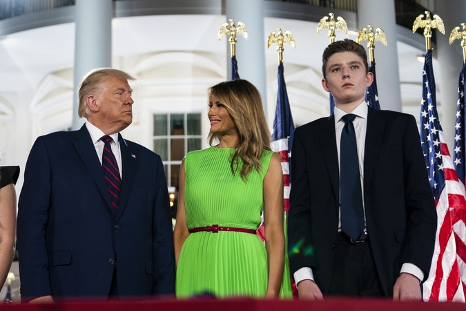 Donaldas Trumpas (iš kairės), Melania Trump, Barronas Trumpas