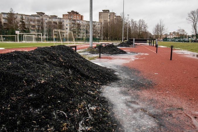 Kadetų licėjus ramina: čia ne užterštumas, čia toks naujoviškas stadionas