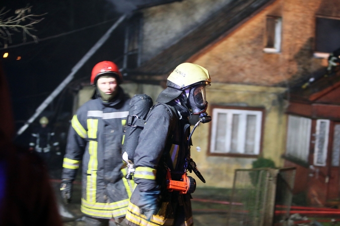 Miegojusios kaunietės gyvybę išgelbėjo budrūs kaimynai ir dūmų detektorius