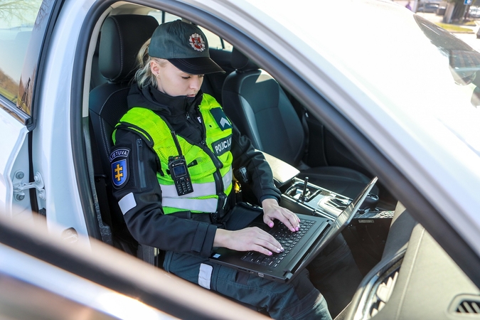 Sesers dvynės vairuotojo pažymėjimas įklampino kaunietę